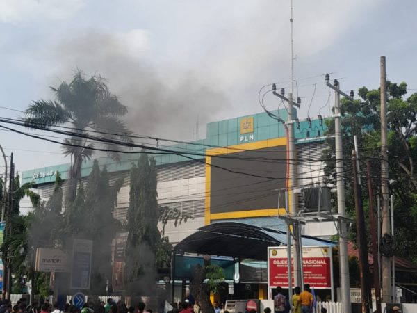 Demo di Kantor PLN UID Sumut Berujung Ricuh, Massa Tuntut Ganti Rugi Elektronik Rusak