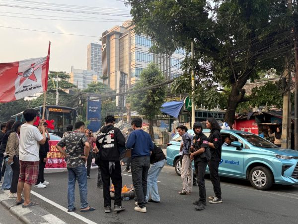 Protes MBG dan Kenaikan Harga Pertamax, GMNI Jaksel Blokade Jalan Pasar Minggu