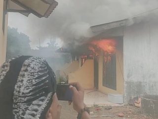Diduga Akibat Kosleting Listrik, Tiga Rumah Kontrakan di Rantau Selatan Terbakar