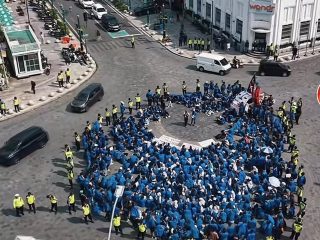 Gelar Demo 'Menuju Indonesia Bangkrut' Mahasiswa UII Biru-kan Titik Nol Jogja