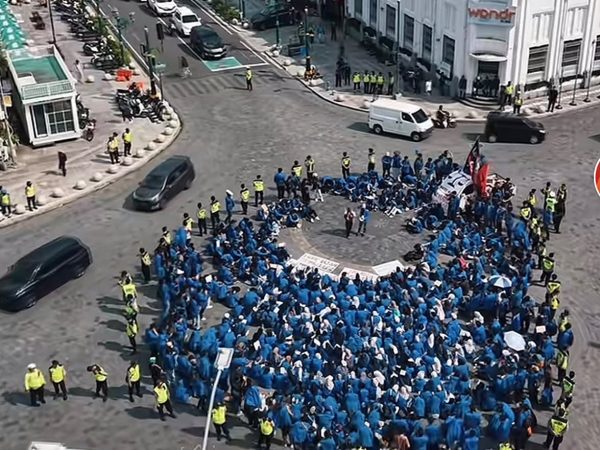 Gelar Demo 'Menuju Indonesia Bangkrut' Mahasiswa UII Biru-kan Titik Nol Jogja