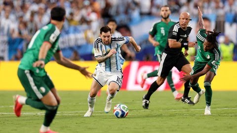 Berkat Hattrick Messi, Argentina Tekuk Aljazair 3-0 