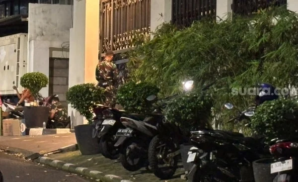 Mencekam! Rumah Mewah Jampidsus di Jaksel Dijaga Ketat TNI, Saat Polisi Geledah Kafe de'Clan 