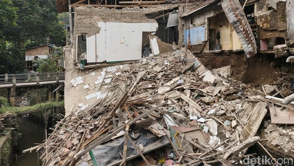 Longsor Landa Gegerkalong Bandung, Empat Bangunan Hancur