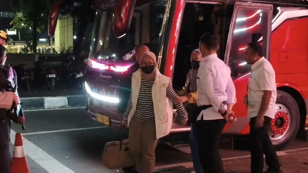 Rombongan Bupati Pemalang yang Terjaring OTT Tiba di KPK