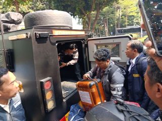 Koper Isi 74 Kg Emas Hasil Geledah Rumah di Sentul Tiba di Polda Metro