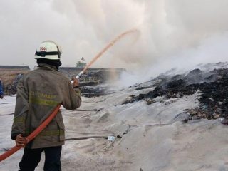 BNPB Kirim Helikopter untuk Padamkan Kebakaran TPA Jatiwaringin Pagi Ini