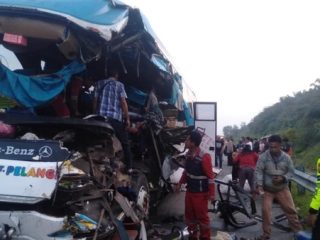 Kecelakaan Bus Vs Truk di Tol Permai Riau, 2 Orang Tewas-16 Terluka