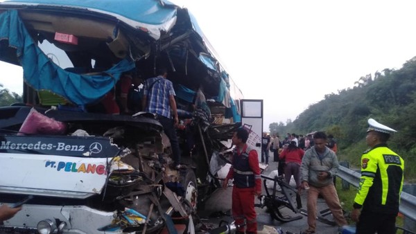 Kecelakaan Bus Vs Truk di Tol Permai Riau, 2 Orang Tewas-16 Terluka