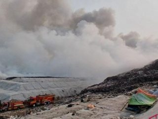 Kebakaran TPA Jatiwaringin Belum Padam, Ratusan Warga Terjangkit ISPA