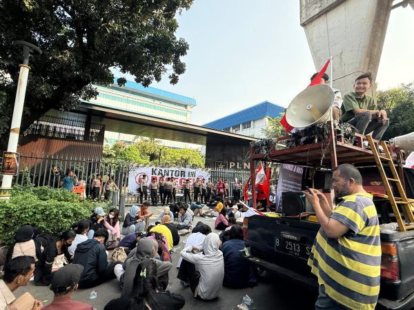 Desak Presiden Copot Direksi, Front Pemuda Kalimantan & Sumatera 'Segel' Kantor PLN Pusat