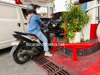 Di Tengah Antrean Panjang, SPBU di Medan Malah Layani Pengecer Beli Pertamax Gunakan Jerigen