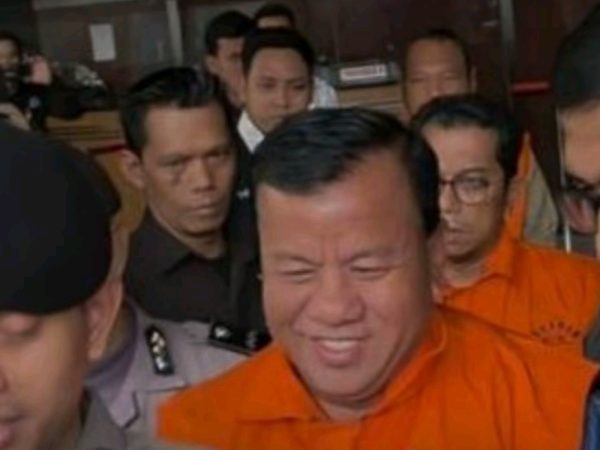 Kenakan Rompi Oranye, Bupati dan Sekda Kuansing Resmi Ditahan KPK