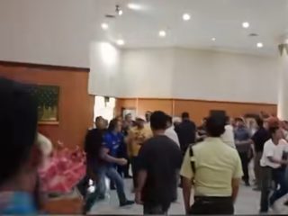 Seperti Preman! Rapat Banggar DPRD Riau Berakhir Bentrok dan Baku Pukul
