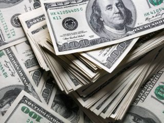Sedikit Melemah, Tapi Dolar Masih Betah di Level Rp18.000