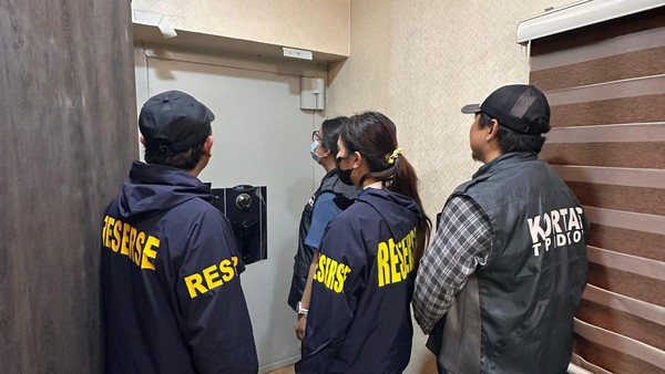 Berjumlah Fantastis! Polisi Temukan Uang USD dan SGD di Brankas Kafe de'Clan