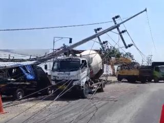 10 Tiang Listrik di Gresik Ambruk Hingga Lukai Warga dan Rusak Mobil, GM PLN UID Jatim Cuek Ditanya Soal Tanggungjawab