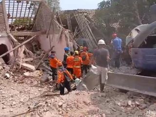 3 Orang Tewas Tertimpa Bangunan Tua di Bumiayu Brebes