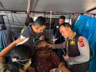 Viral Kabiddokes Polda NTT Bantu Persalinan Seorang Ibu Korban Gempa di Tenda Pengungsian
