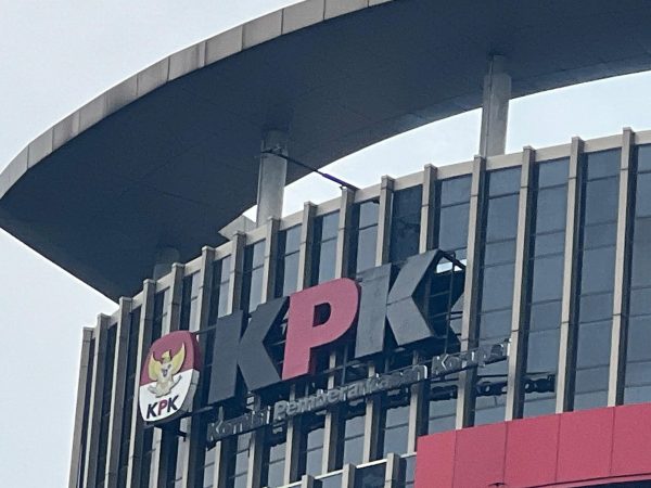 Buntut Amplop Berisi SGD12 Ribu dari Bupati Kuasing, KPK 'Garap' Stafsus Menhut Raja Juli
