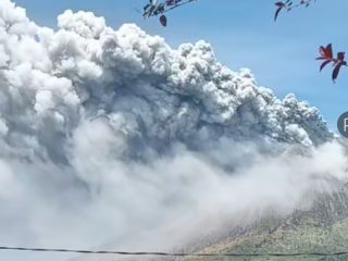 Breaking News! Gunung Sinabung Erupsi Lagi, Lontarkan Abu Vulkanik Setinggi 3,5 Km