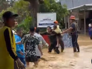 Banjir Terjang Kota Padang, Banyak Kendaraan Hanyut dan Ratusan Warga Dievakuasi