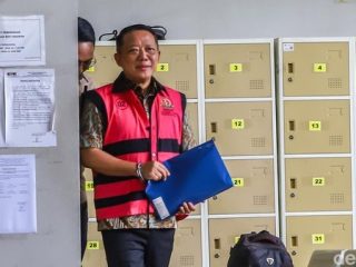 Diperiksa Tim 9 Sebagai Tersangka Sekaligus Saksi TPPU, Febri Hadir Pakai Rompi Pink dan Diborgol