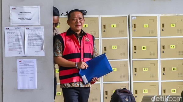 Diperiksa Tim 9 Sebagai Tersangka Sekaligus Saksi TPPU, Febri Hadir Pakai Rompi Pink dan Diborgol