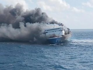 Kobaran Api Melahap KMP Mutiara Sentosa II, Nakhoda Hilang dan Ratusan Penumpang Loncat ke Laut