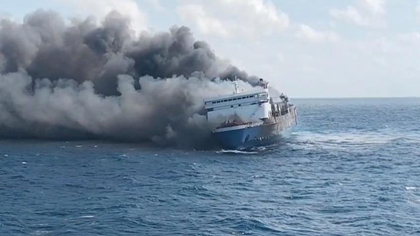 Kobaran Api Melahap KMP Mutiara Sentosa II, Nakhoda Hilang dan Ratusan Penumpang Loncat ke Laut
