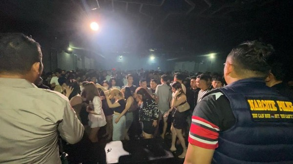 Ringkus Pengedar Pod Getar, Satresnarkoba Polrestabes Medan Segel Helen's Night Mart