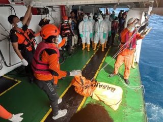 Basarnas Kerahkan Penyelam, Temukan 2 Korban Tewas Terjebak di KM Virgo 