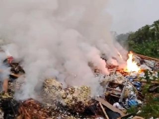 Kebakaran Terjadi di TPA Ilegal Pinang Kota Tangerang