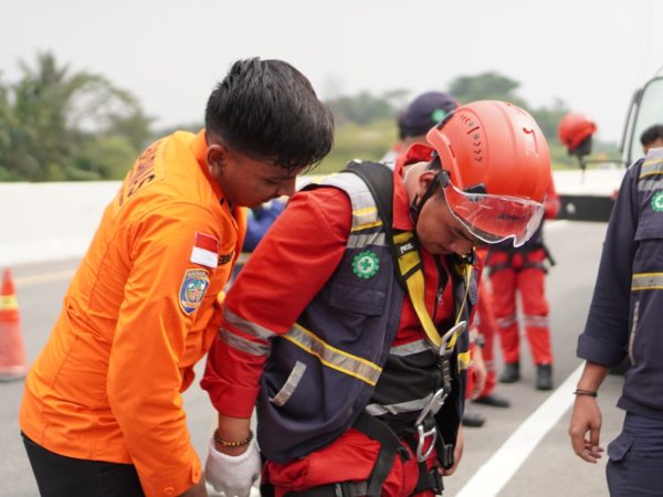 HKA Gelar Simulasi Vertical Rescue di Tol KUTEPAT, Perkuat Rasa Aman Bagi Pengguna Jalan
