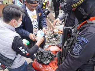 Kampung Boncos Kembali Digerebek, Polisi Temukan Alat Isap Sabu