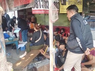 Petugas Gabungan Gerebek Kampung Narkoba di  Surabaya, Belasan Orang Ditangkap