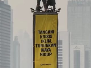 Enam Aktivis Greenpeace Diamankan Usai Pasang Spanduk di Bundaran HI