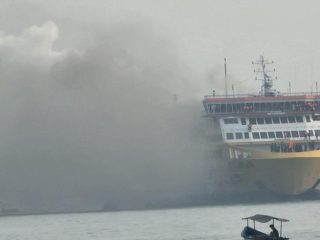 KMP Batumandi Terbakar, Penumpang Naik ke Anjungan-Geladak Kapal untuk Selamatkan Diri