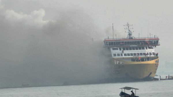 KMP Batumandi Terbakar, Penumpang Naik ke Anjungan-Geladak Kapal untuk Selamatkan Diri