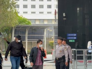 Terjaring OTT Terkait Suap Proyek, Bupati Klaten Tiba di KPK