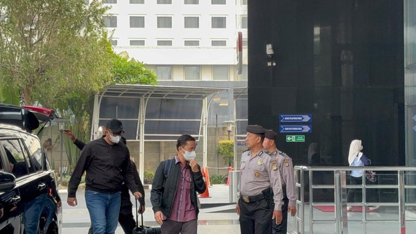 Terjaring OTT Terkait Suap Proyek, Bupati Klaten Tiba di KPK