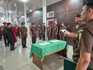 Kajari Paluta Lantik Reza Surya Mardhika Jadi Kasi PAPBB
