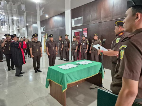 Kajari Paluta Lantik Reza Surya Mardhika Jadi Kasi PAPBB