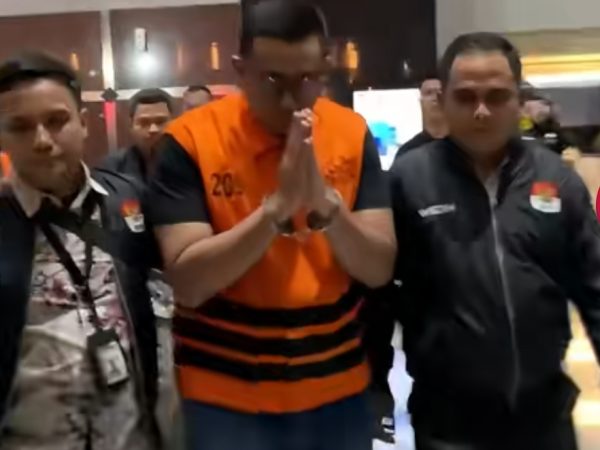 Resmi Kenakan Rompi Oranye, KPK Tahan Bupati Klaten