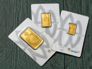 Harga Emas Antam Terus Terjun Bebas