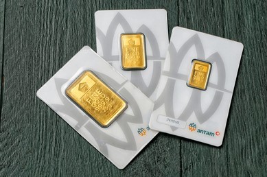 Harga Emas Antam Terus Terjun Bebas
