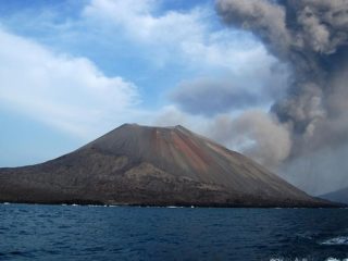 Kembali Bereaksi, Pagi Ini Gunung Anak Krakatau 3 Kali Erupsi