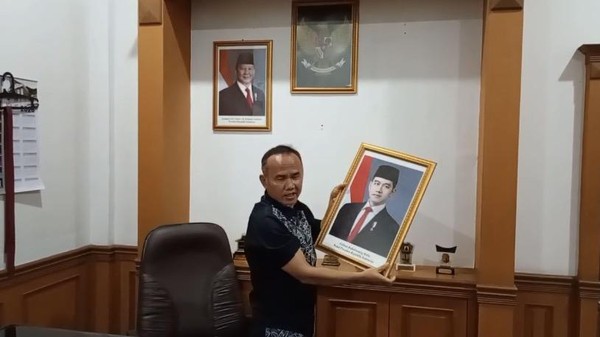 Usai Putusan MK Soal Ijazah, Wakil Ketua DPRD Kota Sukabumi Turunkan Foto Gibran