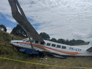 Ban Lepas Saat Mendarat, Pesawat Asian One Air Tergelincir di Bandara Bilorai Papua