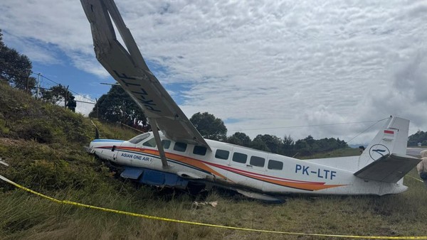 Ban Lepas Saat Mendarat, Pesawat Asian One Air Tergelincir di Bandara Bilorai Papua